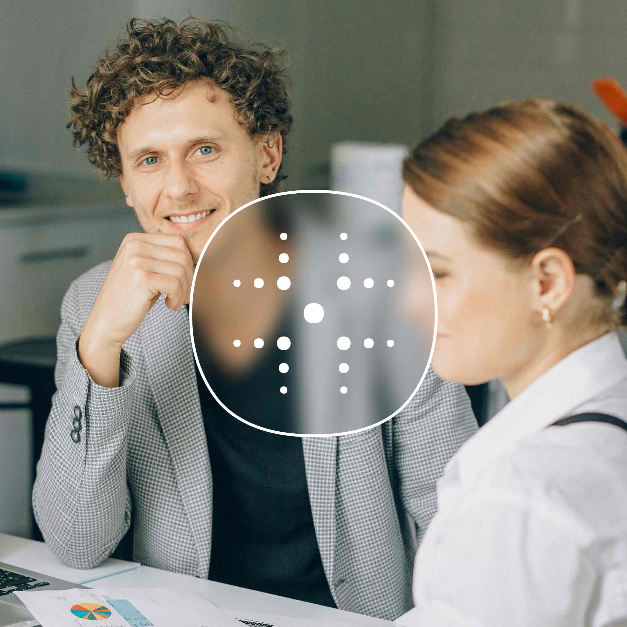 Partner de negocio ofreciendo servicios administrativos con la tecnología de Punto