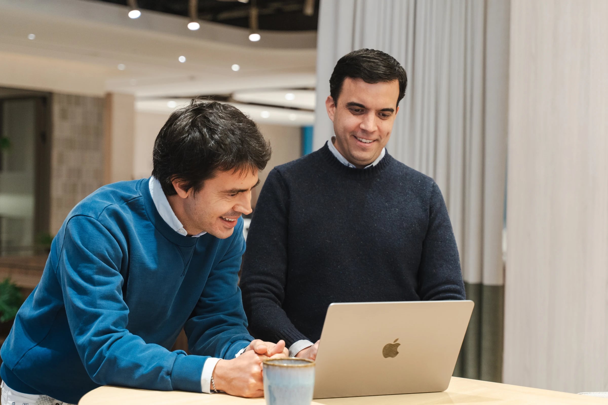 Equipo de Punto trabajando en sus oficinas: personas y tecnología al servicio de los trámites